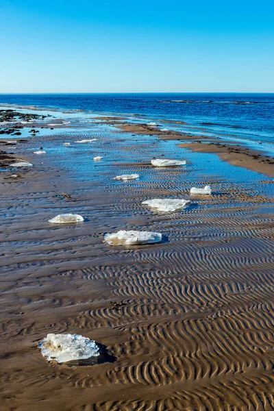 Blocos Gelo Congelados Praia Mar Inverno Com Areia Neve Dia — Fotografia de Stock