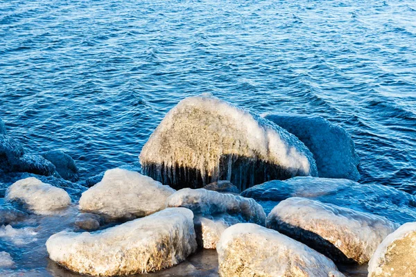 Frusna Isblock Havsstranden Vintern Med Sand Och Snö Mulen Dag — Stockfoto