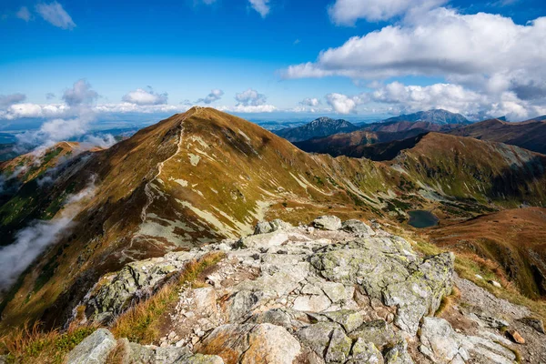 kırık bulutlar ve yaz günü güneş ile mavi gökyüzü arka plan üzerinde Slovakça Tatra mountain yüksek tepeler. turistik rotalar için yürüyüş