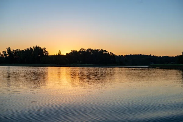 Rustig Weer Zonsondergang Aan Land Meer Met Kalm Water Stille — Stockfoto