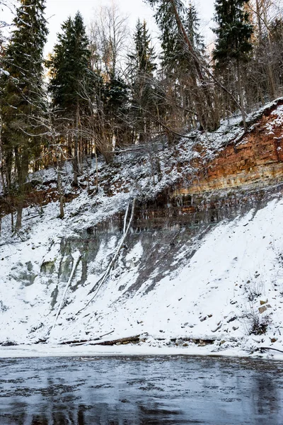 Gefrorener Waldfluss Winter Mit Sandsteinfelsen Schnee Und Eis Sonnigen Tagen — Stockfoto