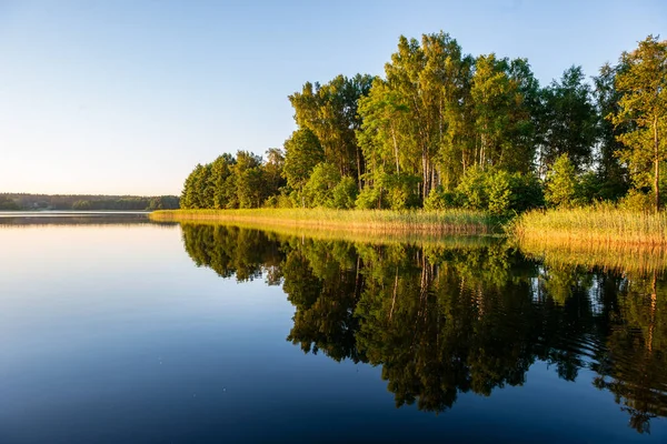 Spokojny Weather Zachód Słońca Nad Jeziorem Kraju Spokojną Wodą Niema — Zdjęcie stockowe