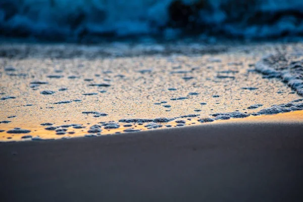 Красочный Закат Морском Пляже Летом Чистым Небом Спокойной Водой Балтийское — стоковое фото