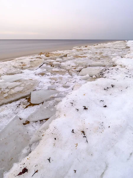 Lód Mrożone Bloki Plaży Zimie Piasku Śniegu Pochmurny Dzień — Zdjęcie stockowe