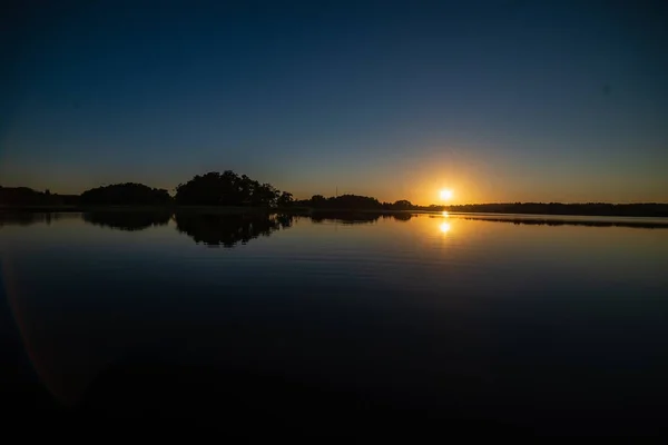 Ruhigem Wetter Sonnenuntergang Auf Dem Landsee Mit Ruhigem Wasser Und — Stockfoto
