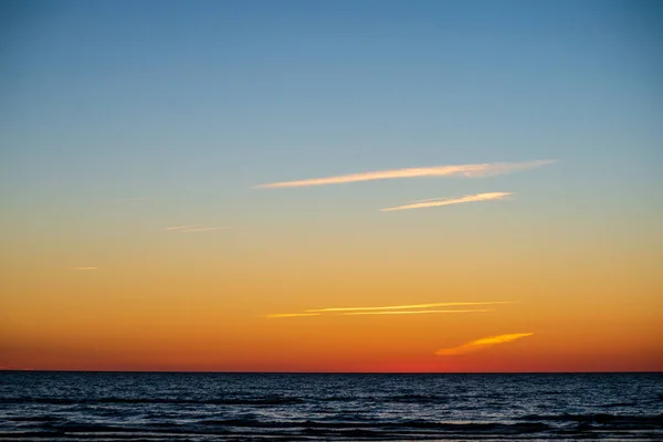 Colorido Atardecer Playa Del Mar Verano Con Cielo Limpio Aguas — Foto de Stock