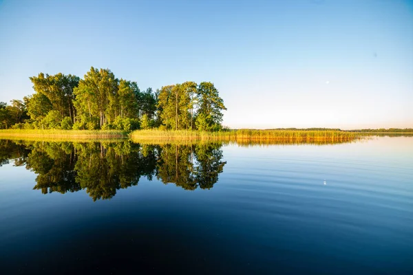 Спокойная Погода Закат Озере Спокойной Водой Тихая Симметрия Деревья Отражения — стоковое фото