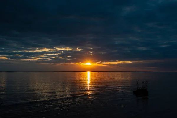 Färgsprakande Solnedgång Havet Stranden Sommaren Med Clean Sky Och Lugnt — Stockfoto