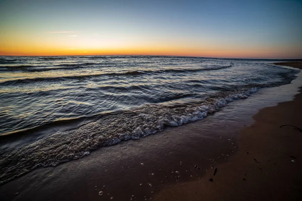 Πολύχρωμο Ηλιοβασίλεμα Στην Παραλία Καλοκαίρι Καθαρό Ουρανό Και Ήρεμα Νερά — Φωτογραφία Αρχείου