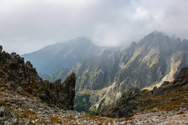 Rpcky Montanha Top Detalhes Eslovaco Tatra Nuvens Sobre Topos Verão — Fotografia de Stock