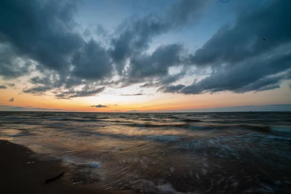 Colorido Atardecer Playa Del Mar Verano Con Cielo Limpio Aguas — Foto de Stock