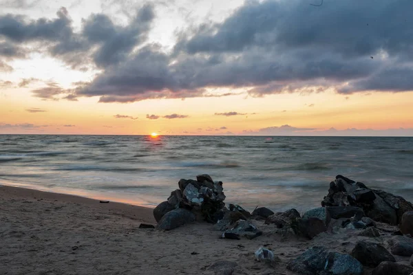 Kolorowy Zachód Słońca Plaży Lato Niebo Czyste Spokojne Wody Morza — Zdjęcie stockowe