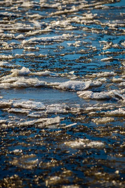 Lód Mrożone Bloki Plaży Zimie Piasku Śniegu Pochmurny Dzień — Zdjęcie stockowe