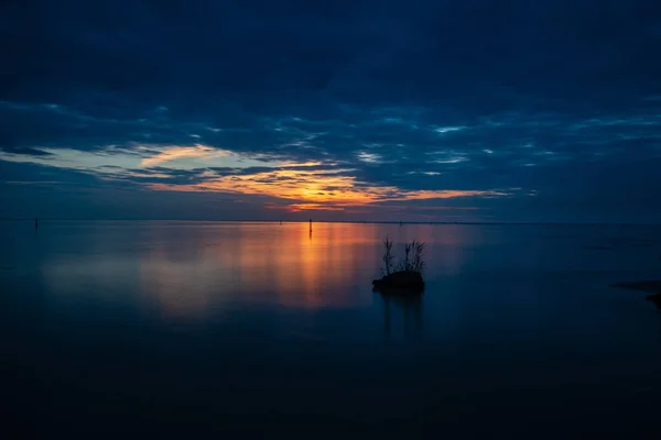 Tramonto Colorato Sulla Spiaggia Mare Estate Con Cielo Pulito Acqua — Foto Stock