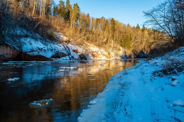 Rio Floresta Congelada Inverno Com Penhascos Arenito Neve Gelo Dia — Fotografia de Stock