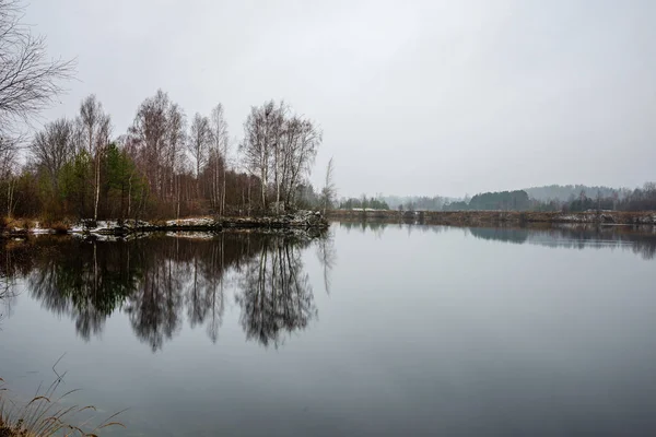 Fiume Foresta Autunno Con Acqua Marrone Scuro Scogliere Arenaria — Foto Stock