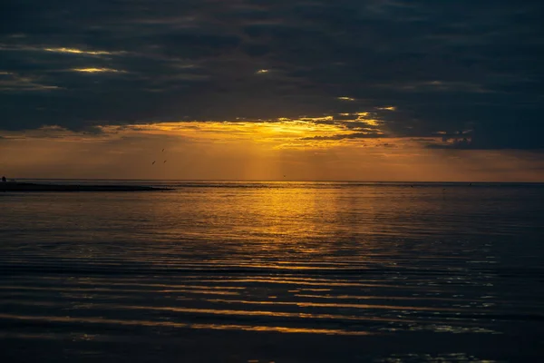 Colorido Atardecer Playa Del Mar Verano Con Cielo Limpio Aguas — Foto de Stock