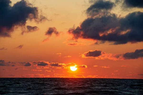 Kolorowy Zachód Słońca Plaży Lato Niebo Czyste Spokojne Wody Morza — Zdjęcie stockowe
