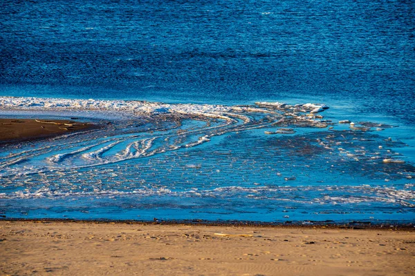 Kış Kum Beach Deniz Bulutlu Gün Karda Donmuş Buz Blokları — Stok fotoğraf