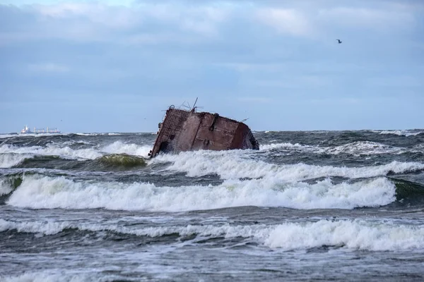 Mäßiger Sturm in der Ostsee in der Nähe von Leuchtturm — Stockfoto