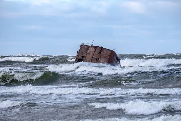 Tempesta moderata nel mare baltico vicino al faro — Foto Stock