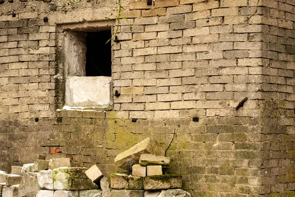 Стара цегляна стіна в сільській місцевості — стокове фото