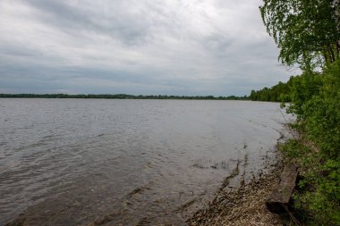 Yaz zekâ gölde kırsal mavi gökyüzü ve bulut yansımalar