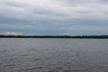 Yaz zekâ gölde kırsal mavi gökyüzü ve bulut yansımalar