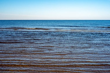 denizin kenarında boş kumlu plaj