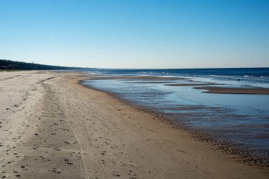 denizin kenarında boş kumlu plaj