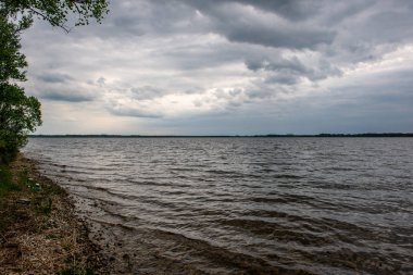 Yaz zekâ gölde kırsal mavi gökyüzü ve bulut yansımalar