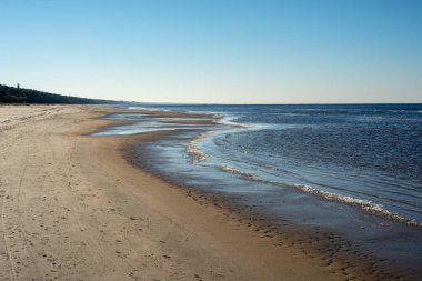 denizin kenarında boş kumlu plaj