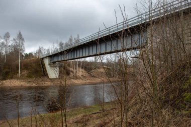 karanlık su ve kirli shore li Letonya, nehir kenarında yatay