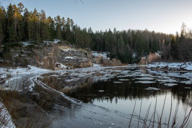 nehir yüzen buz blokları ile kışın Letonya gauja