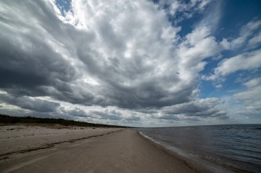 denizin kenarında boş kumlu plaj