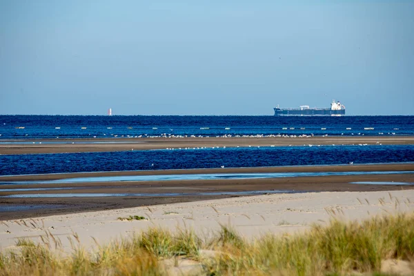 Leerer Sandstrand am Meer — Stockfoto