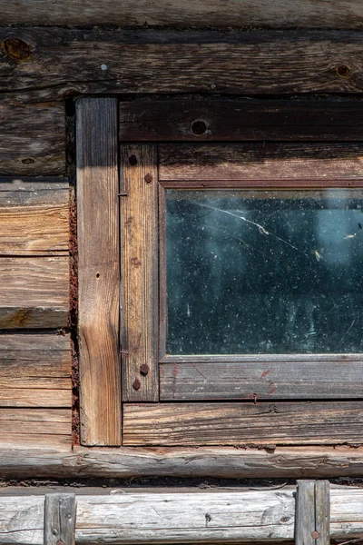 Detalles de la antigua casa de madera en el campo —  Fotos de Stock