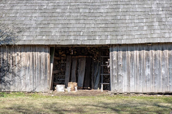Detaljer för gammalt trähus på landsbygden — Stockfoto