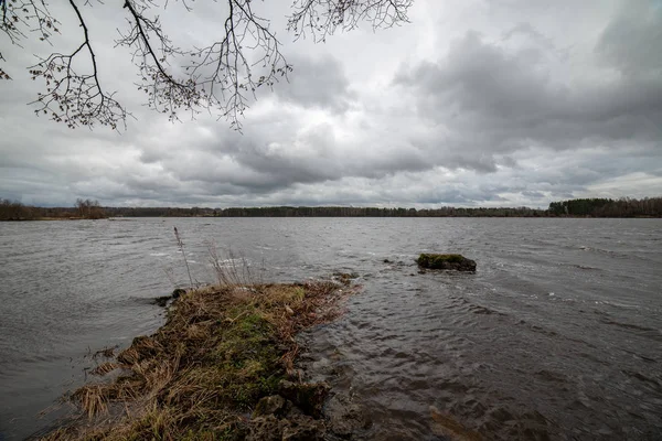 Paisaje junto al río en latvia con agua oscura y costa sucia li —  Fotos de Stock