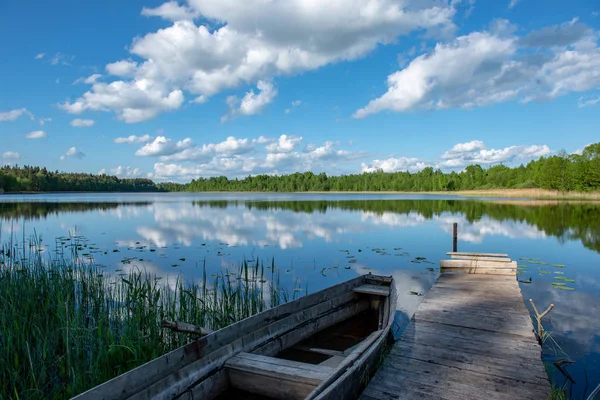 夏のウィット田舎湖で青い空と雲の反射 — ストック写真