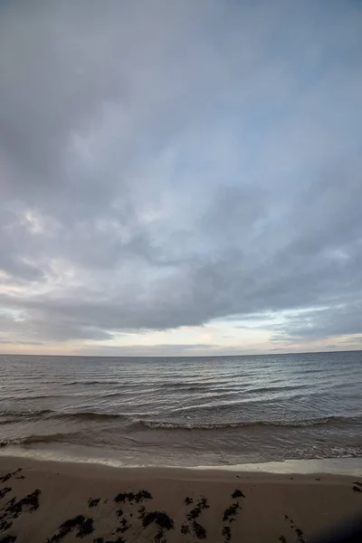 Leerer Sandstrand am Meer — Stockfoto