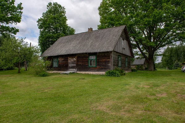 Szczegóły stary drewniany dom w okolicy — Zdjęcie stockowe