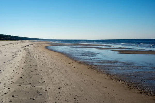 Pusta piaszczysta plaża nad morzem — Zdjęcie stockowe