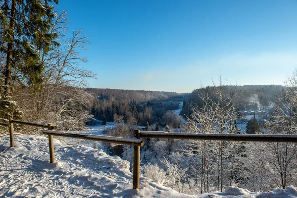 Paisagem de inverno congelada com florestas e campos cobertos de neve — Fotografia de Stock