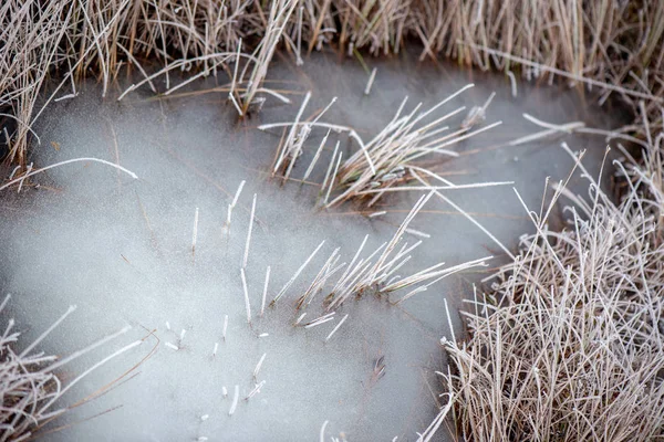 Cuerpos de agua congelados en invierno profundo bajo la nieve —  Fotos de Stock