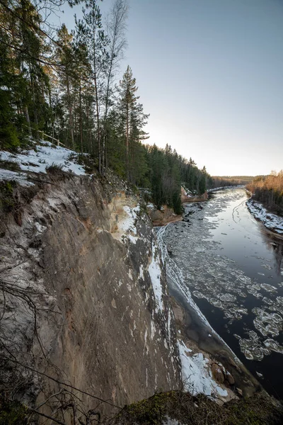 Ποταμός του gauja στη Λετονία το χειμώνα με τα επιπλέοντα κομμάτια πάγου — Φωτογραφία Αρχείου