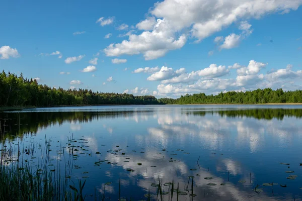 Ciel bleu et reflets de nuages dans le lac de campagne en été esprit — Photo