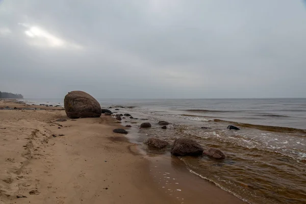 Playa de arena vacía junto al mar —  Fotos de Stock