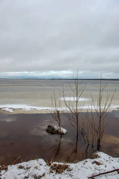 Cuerpos de agua congelados en invierno profundo bajo la nieve — Foto de Stock