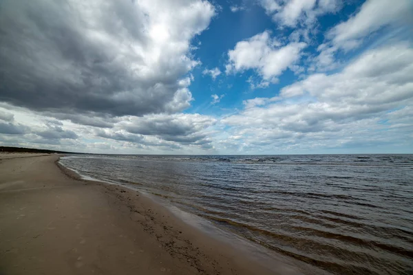 Denizin kenarında boş kumlu plaj — Stok fotoğraf
